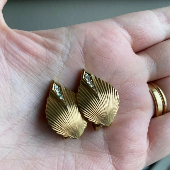 Vintage Christian Dior Clip-on Gold Leaf Earrings with Swarovski Crystal Accents - Picture 5 of 6